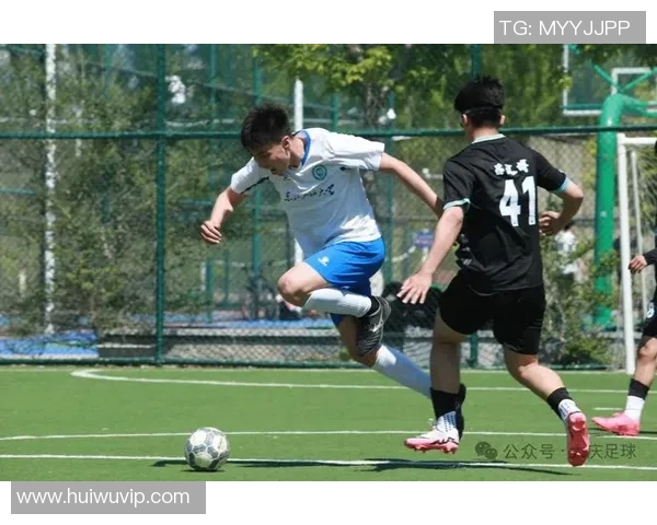 足球热身球星闪耀赛场 备战关键赛事展现卓越实力和团队协作精神